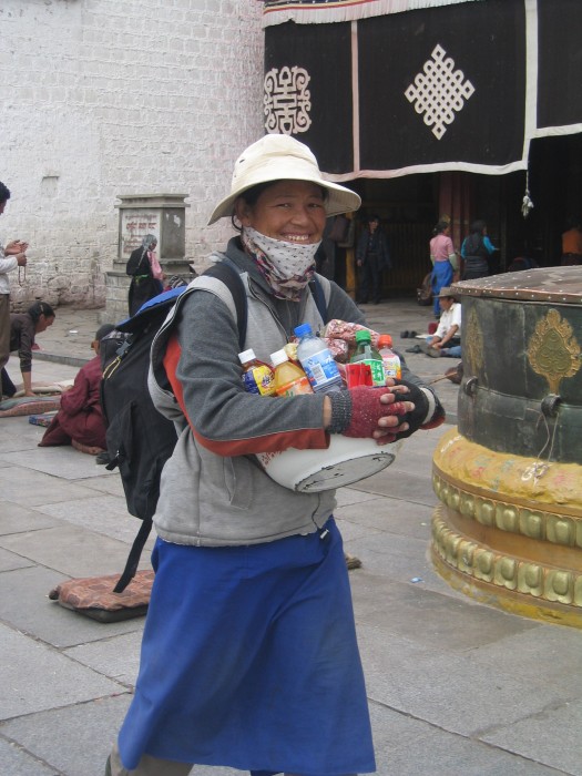 Sprzedawczyni przed świątynią Jokhang