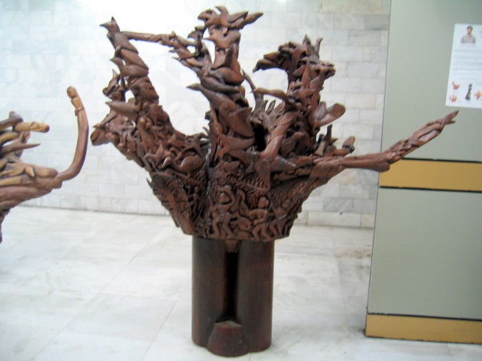 Na lotnisku w Deli - Rzeźby w drewnie