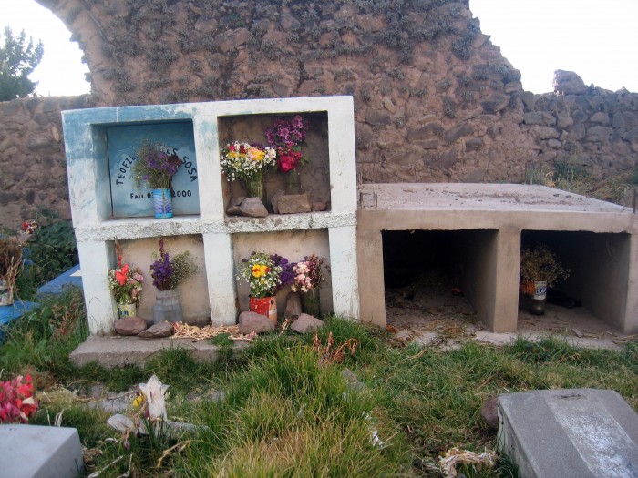 Cmentarz przykościelny w Pomata