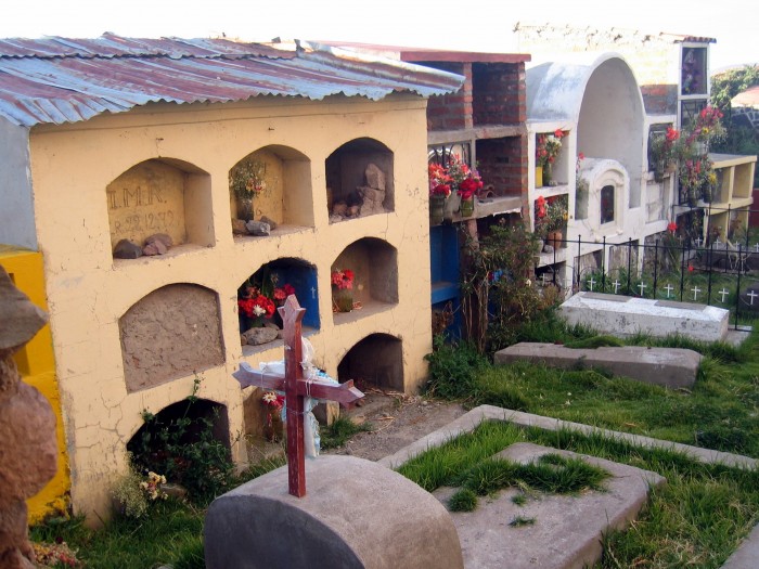 Cmentarz przykościelny w Pomata