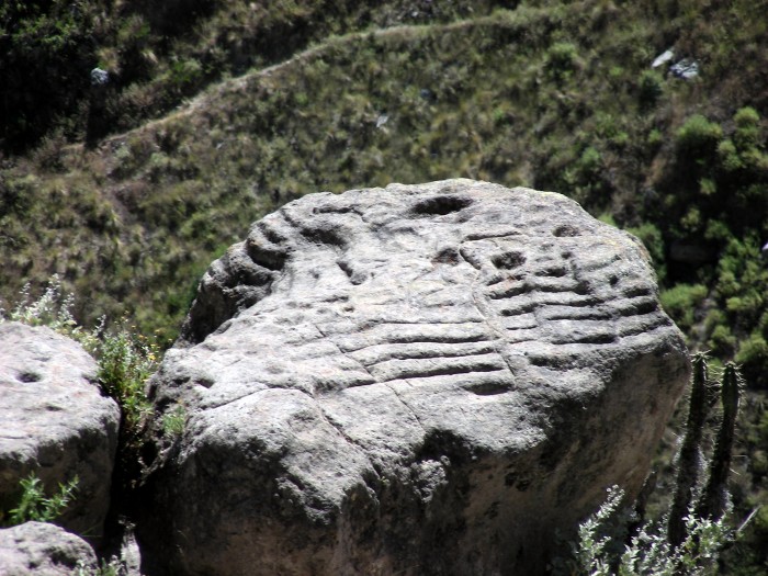 Zwiedzanie Kanionu - kamień z wyrytymi znakami