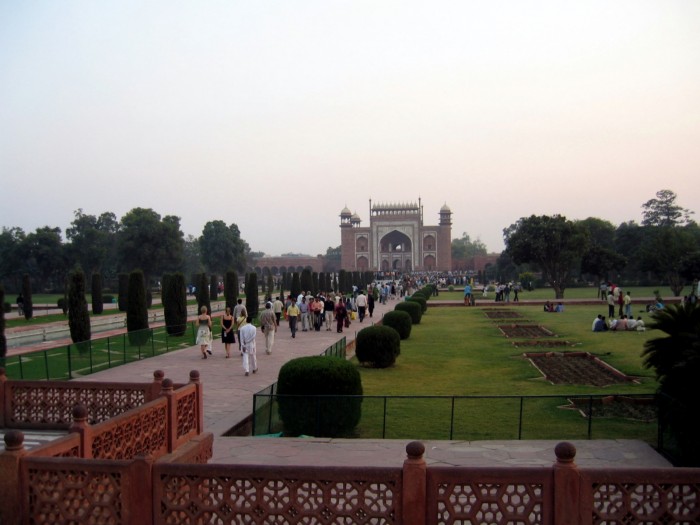 Tadż Mahal - widok na bramę wejściową