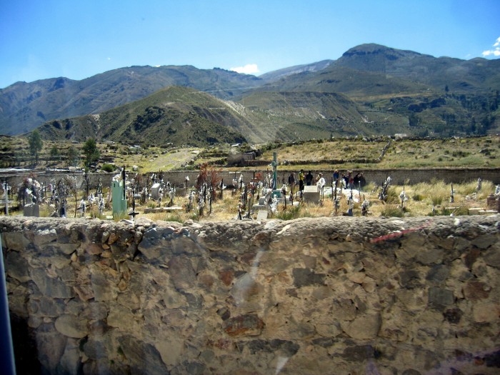 Droga z kanionu do Puno - Cmentarz