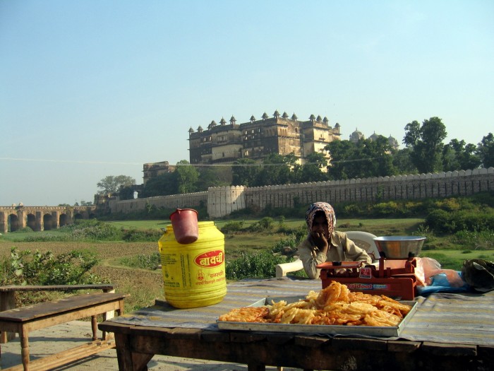 Pałac Dżahangira - w tle