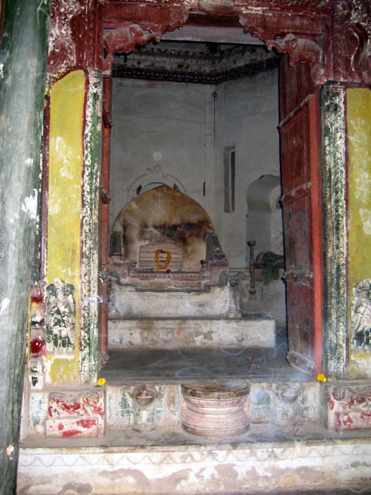Hinduska kapliczka z Lingamem