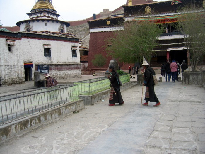 Plac klasztorny przed stupą Kumbum