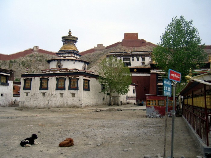 Plac klasztorny przed stupą Kumbum