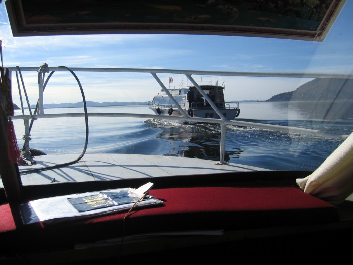 Przeprawa łodzią na wyspy Uros
