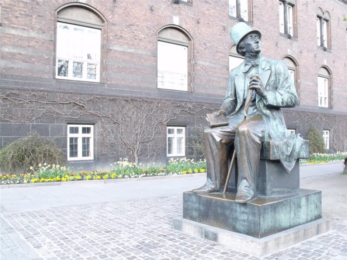 Plac Ratuszowy, pomnik Hansa Christiana Andersena
