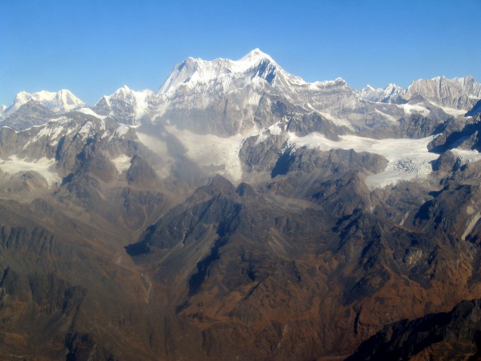 Lot pośród szczytów Himalaii