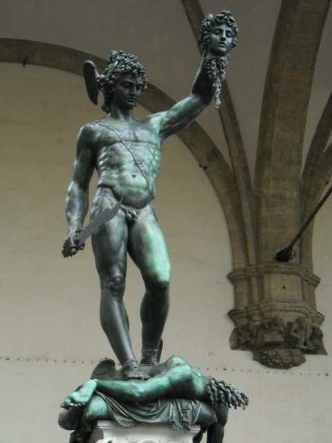Perseusz, z głową zabitej Gorgony (ponoć ma najlepiej wyrzeźbione pośladki w historii - widoczne 2 zdjecia wcześniej ;D )