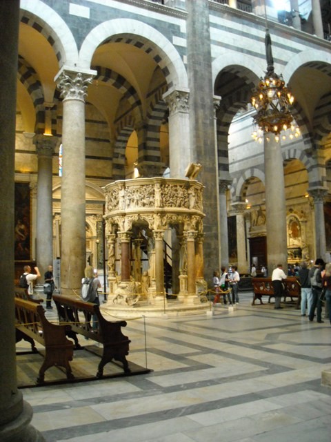 wnętrze katedry z amboną z początku XIV wieku i lampą Galileusza :)
