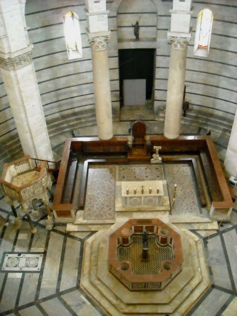 wnętrze baptysterium, z basenem chrzcielnym i amboną z połowy XIII wieku