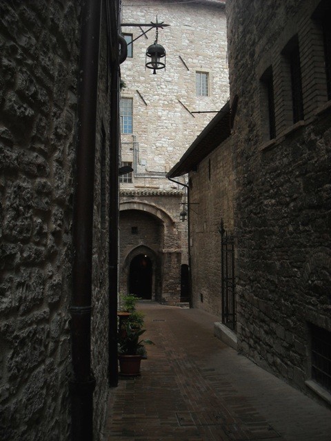 wejście do 'stajenki', w której urodził się św. Franciszek