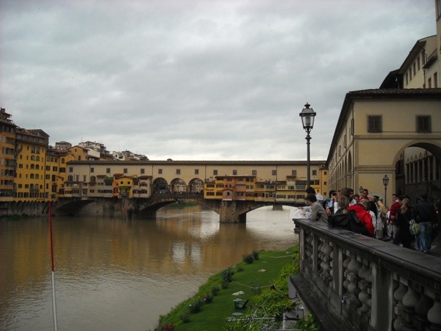 widok na Most Złotników , najstarszy z florenckich mostów