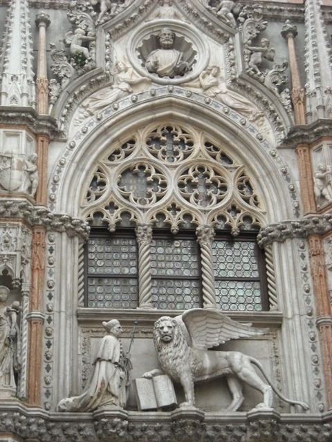 Porta della Carta (wejście do Pałacu Dożów)- doża klęczący przed lwem