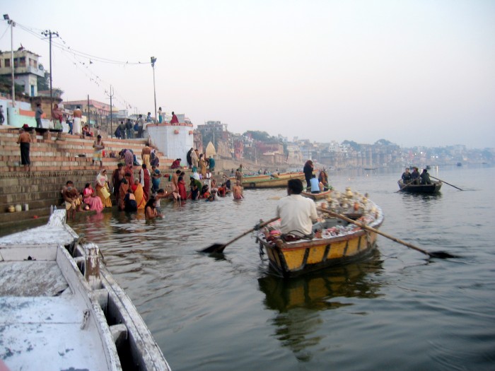 Rankiem łodzią po Gangesie