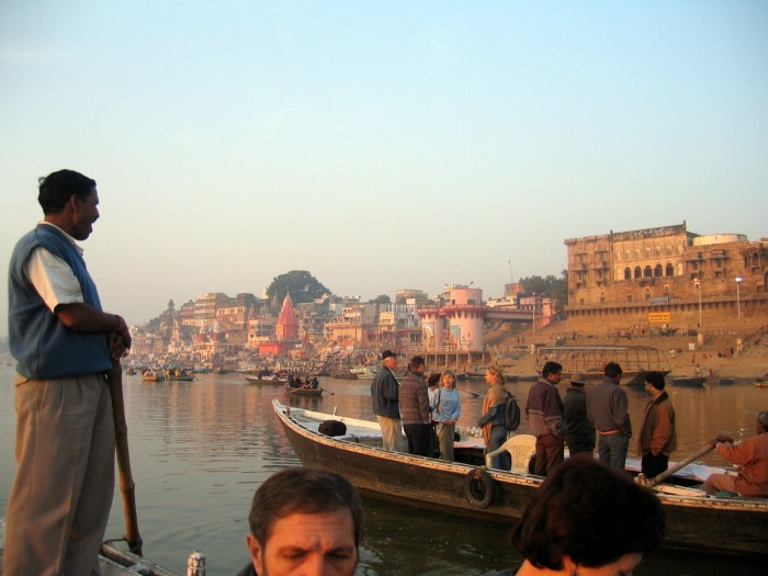 Rankiem łodzią po Gangesie