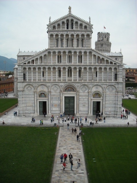 fasada katedry, pokryta galeryjkami, inkrustowana różnymi rodzjami kamienia i ceramiką, jest arcydziełem stylu pizańskiego