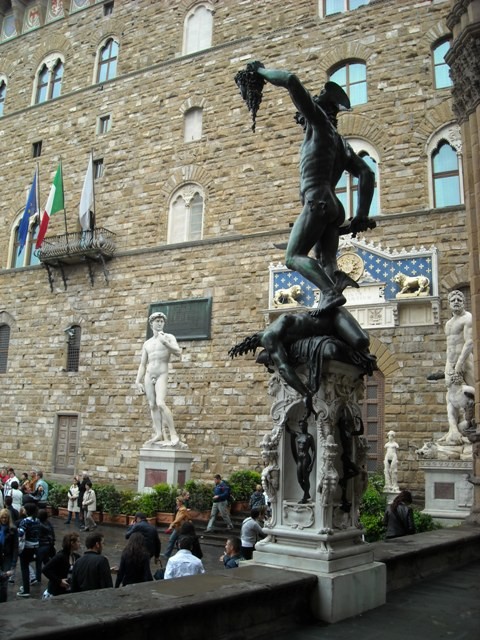 na Piazza della Signora oraz obok w portyku Loggia dei Lanzi wystawione są rzeźby (oryginały i kopie)