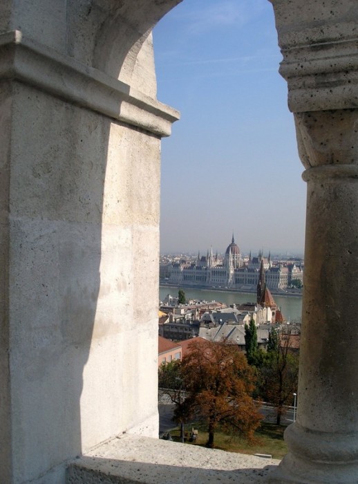 Widok na węgierski Parlament z Baszty Rybackiej