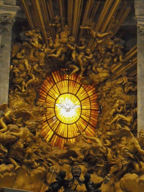 witraż wyobrażający Ducha Świętego, umieszczony nad Katedrą św. Piotra