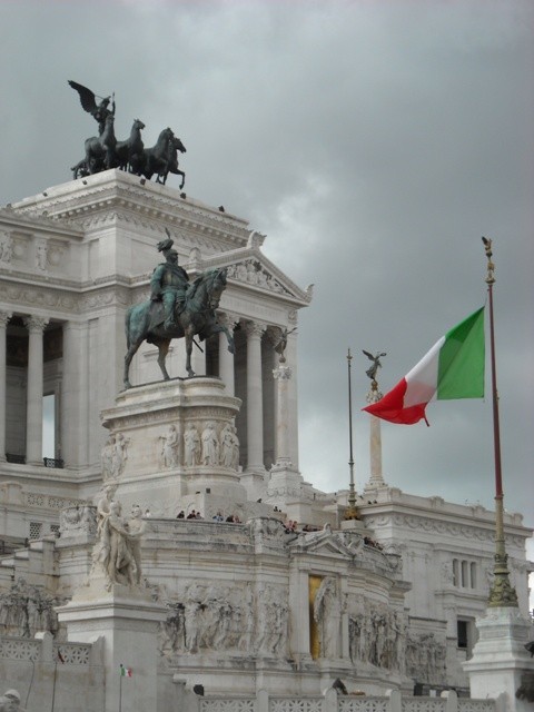 Ołtarz Ojczyzny, zbudowany dla uczczenia zjednoczenia Włoch, z posagiem króla Wiktora Emanuela II