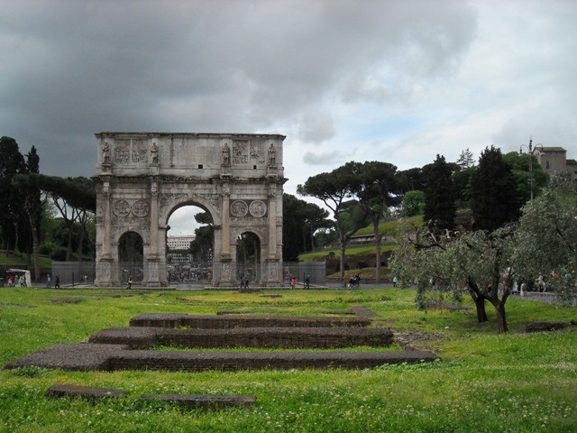 obok Koloseum stoi Łuk Konstantyna Wielkiego