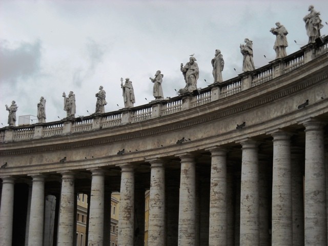 plac otacza olbrzymia czterorzędowa kolumnada, na której ustawiono posągi 140 świętych