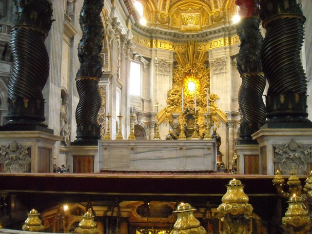 ołtarz główny bazyliki (papieski),  położony jest ok. 7m nad grobem św. Piotra