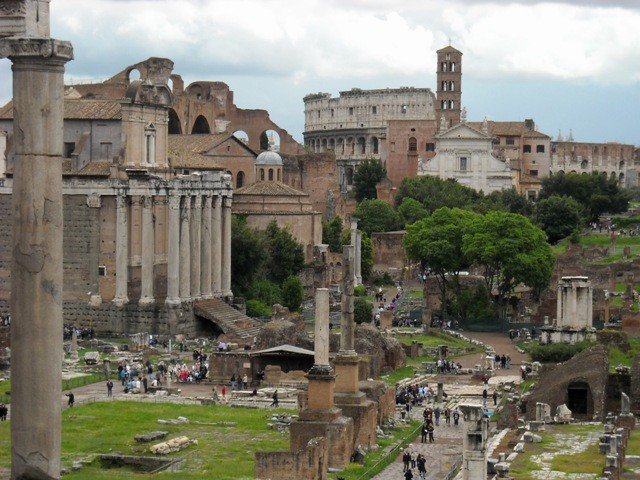 Forum Romanum, z tyłu widoczne Koloseum