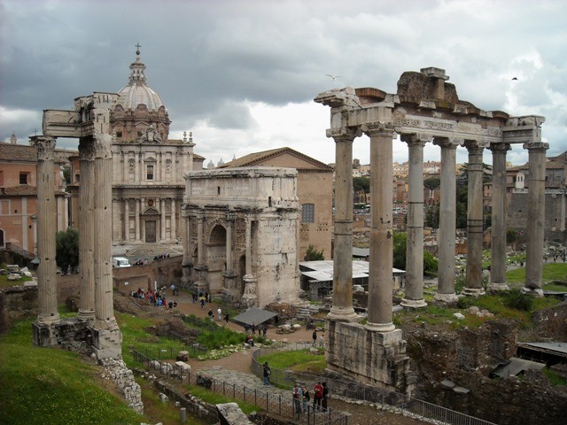 Forum Romanum, z Łukiem Septymiusza Sewera i pozostałościami świątyń Saturna i Wespazjana