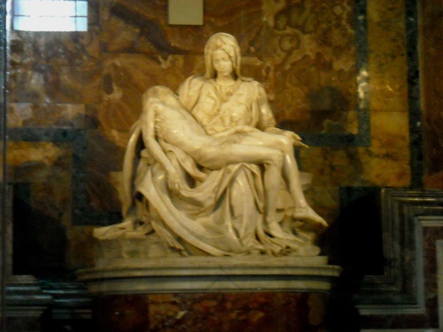 w bazylice znajduje sie oryginał 'Piety' Michała Anioła