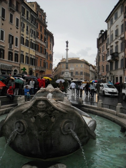 fontanna Barcaccia na Placu Hiszpańskim - pamiatka po powodzi z 1598 r., podczas której wody Tybru wyrzuciły w tym miejscu łódkę