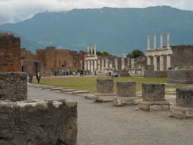 Pompeje - 20-tysieczne miasto o powierzchni 66 hektarów, zostało zniszczone w ciągu 3 dni  przez wybuch Wezuwiusza w 79r ne