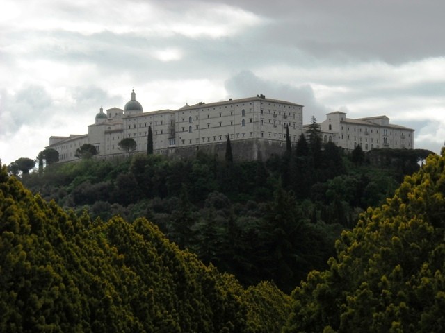 opactwo Benedyktynów na górze Cassino, założone w 529 r.