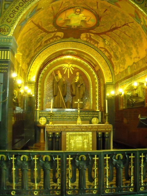 w kościele pochowany jest św. Benedykt i św. Scholastyka