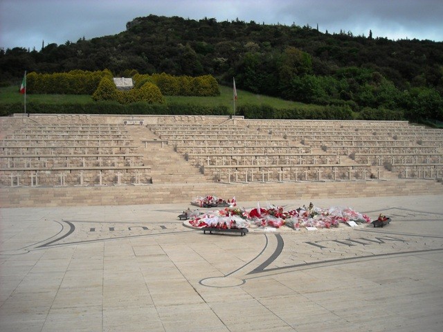 na cmentarzu spoczywa ponad 1000 polskich żołnierzy, ktorzy pod wodza gen. Andersa zdobywali górę Cassino