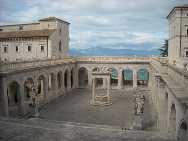 od założenia w klasztor był trzykrotnie burzony i odbudowywany z gruzów - ostatnio zburzony w 1944 w trakcie walk o Monte Cassino