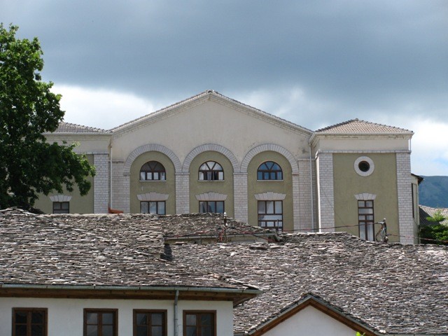 Charakterystyczne dachy pokryte szarymi łupkami