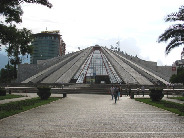 Piramida -dawne muzeum E.Hodży