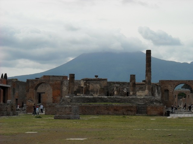 Forum w Pompejach, z widokiem na Wezuwiusz