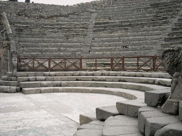Teatr Mały (obok znajduje się Teatr Wielki na 5.000 osób, a dalej Amfiteatr na 20.000 widzów)