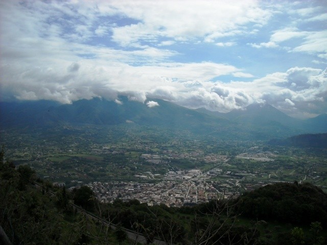 widok z góry na miasto Cassino