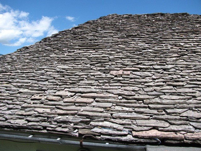 Charakterystyczne dachy pokryte szarymi łupkami
