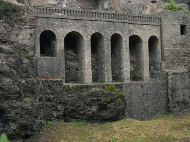 fragment murów obronnych , częściowo oczyszczonych z popiołów wulkanicznych