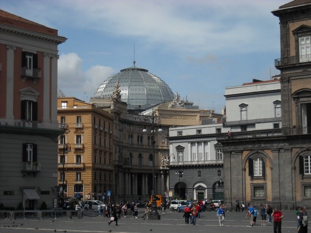 widok z placu na Galerię Umberto I