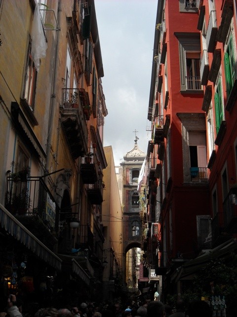 Via San Gregorio Armeno - jedna z szerszych(!) ulic w historycznym centrum Neapolu