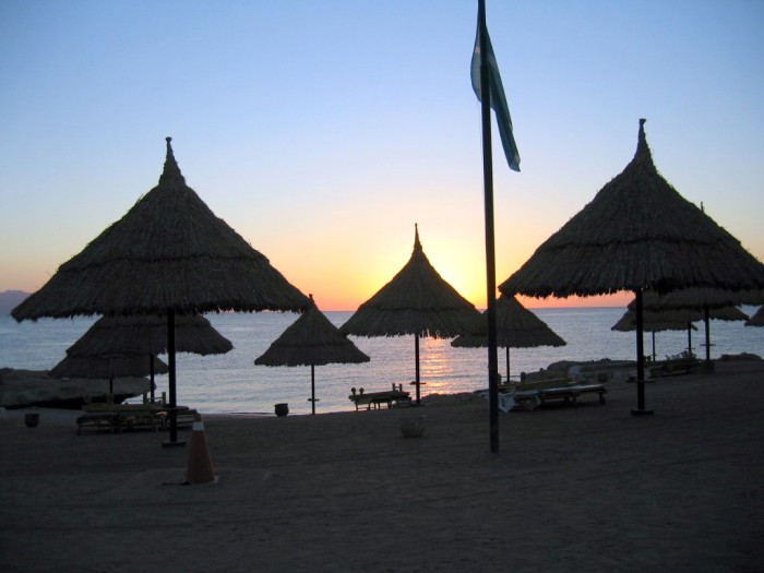 Wschód słońca na plaży przy hotelu