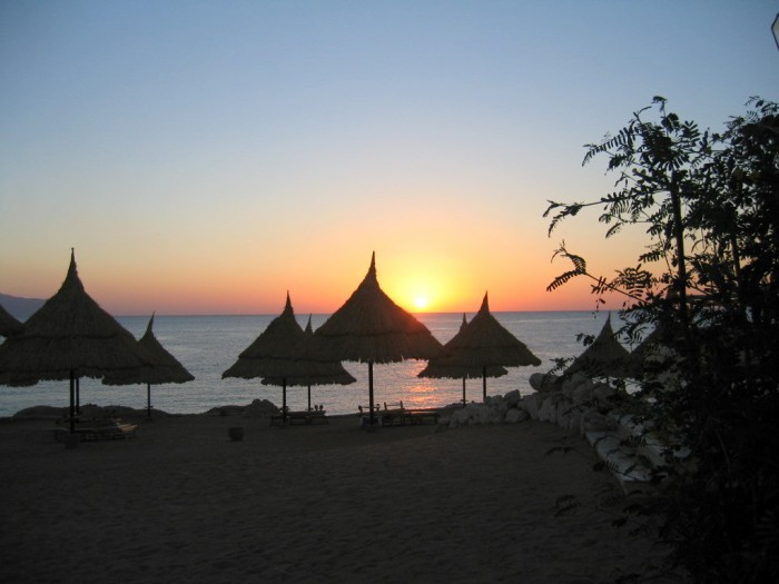 Wschód słońca na plaży przy hotelu